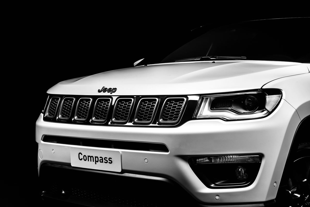 Jeep Compass branca em destaque - Top Veículos